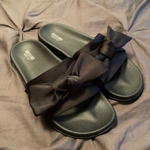 Black bow slides